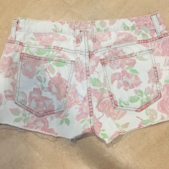 Current Elliott rose print shorts in size 26 - Picture 4 of 4